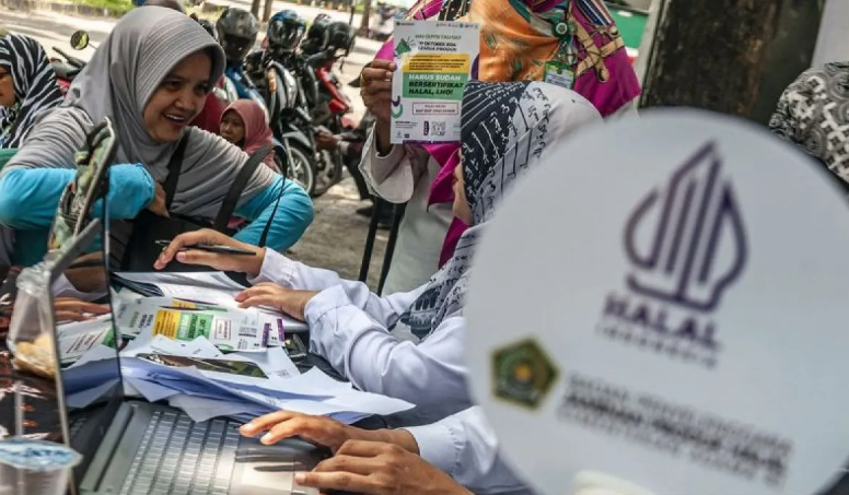 BIMBINGAN: Seorang pelaku UMKM menerima keterangan mengenai cara mengurus sertifikasi halal.