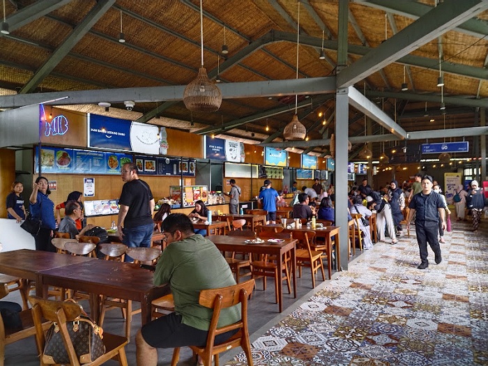 REHAT: Rest area KM 456 Jalan Tol Surabaya-Jakarta dipenuhi sejumlah orang yang istirahat di sela libur Nataru.