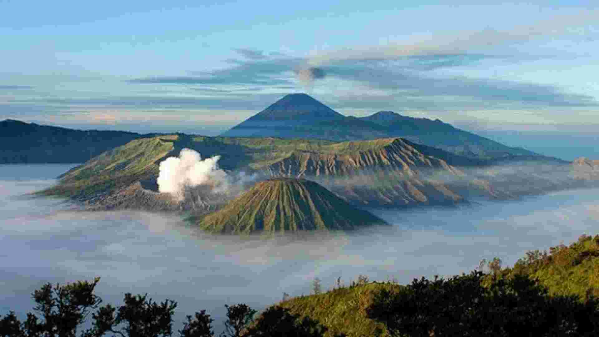 BROMO: Pesona Gunung Bromo dengan latar belakang langit cerah, destinasi favorit wisatawan nusantara dan internasional.