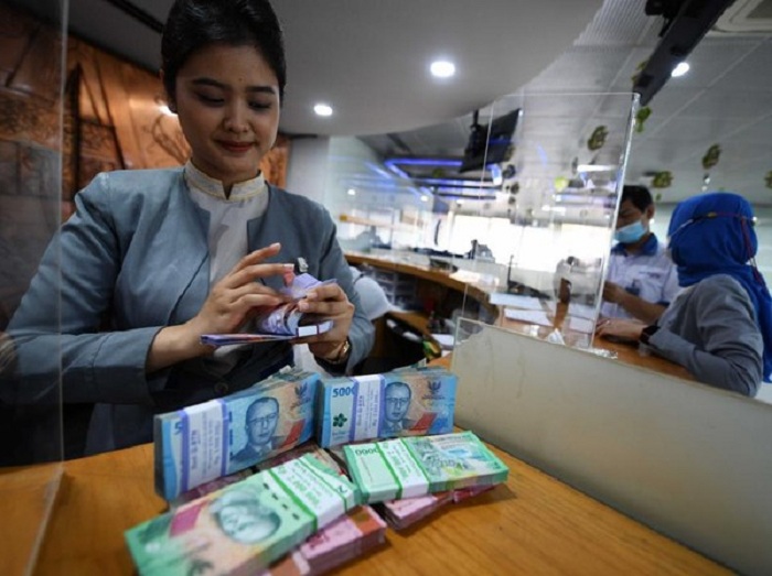 ILUSTRASI: Aktivitas di salah satu industri perbankan. Perbanas memprediksi pertumbuhan kredit tahun ini masih single digit.