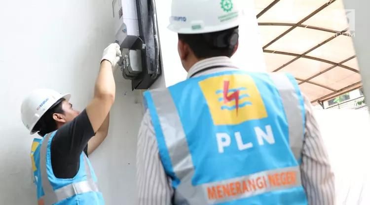 CEK: Petugas PLN memeriksa meteran milik pelanggan.