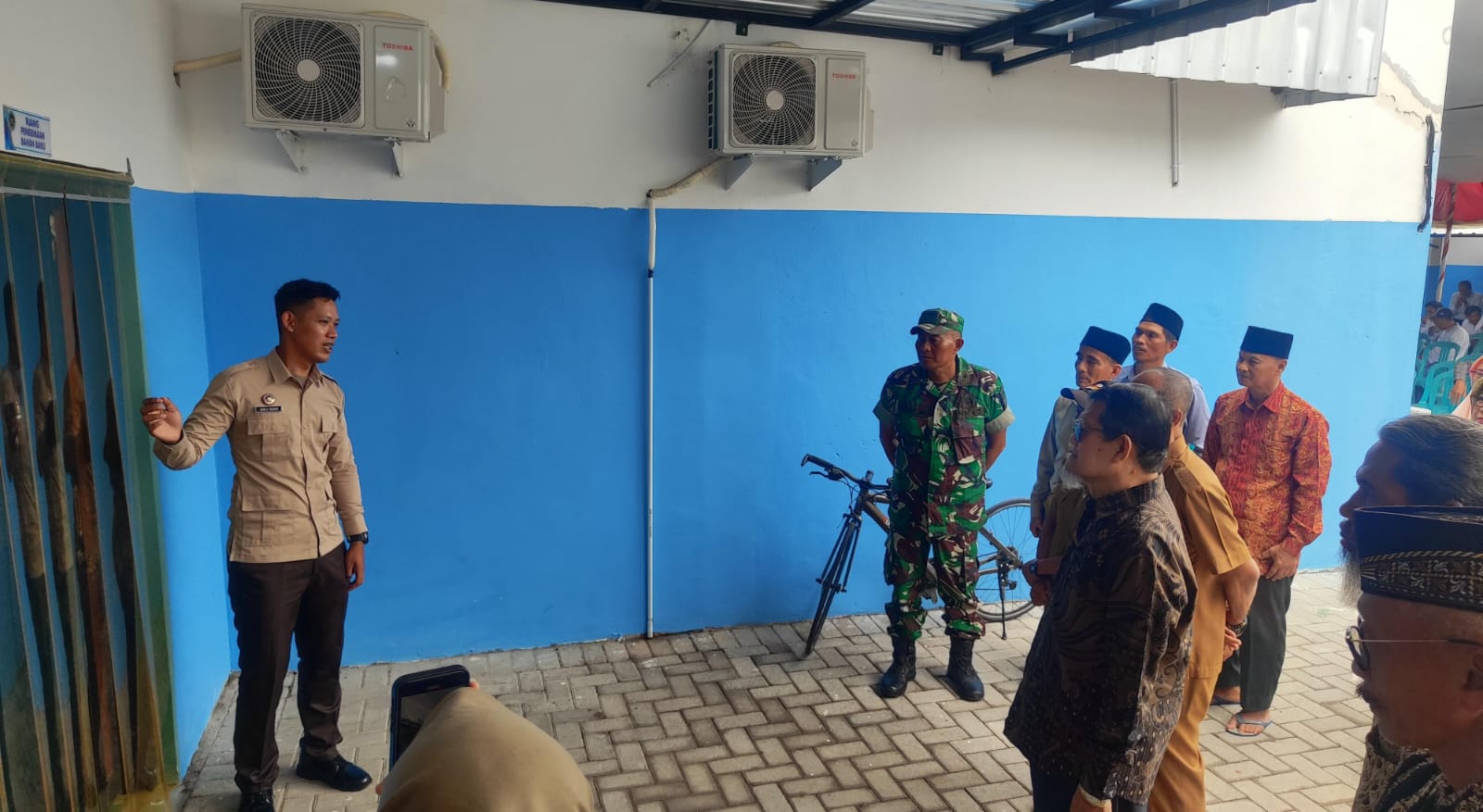KETAT: Danramil Dukun memantau langsung operasional Dapur SPPG Ben Urip Mulyo di Desa Padang Bandung agar pelaksanaan Program Makan Bergizi Gratis (MBG) berjalan sesuai SOP.