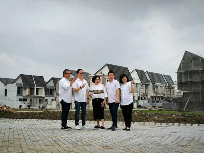 SEGMEN MILENIAL: Dari Kiri: Sonny Therik, Costaristo Tee, Renny Yolanda, Erick Ardine dan Christin D Iguna saat meninjau progres pengembangan kawasan hunian Harvest Link di Surabaya Barat.