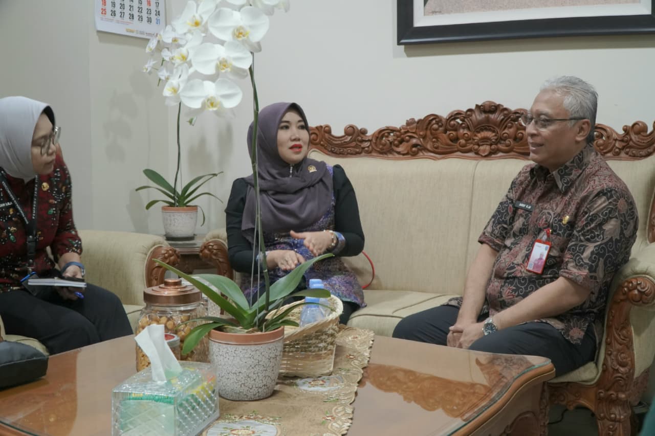 Ning Lia saat kunjungan ke Kantor Pengadaan Pemprov Jatim