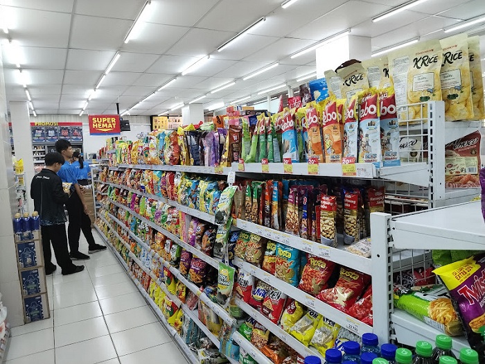 BELANJA: Konsumen mengamati produk di sebuat minimarket, sebelum mereka memutuskan untuk membelinya. BI menyebut keyakinan konsumen terhadao kondisi ekonomi tetap kuat.