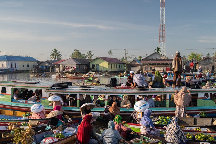 MODAL USAHA: Aktivitas UMKM di salah satu pasar apung, yang di antara mereka adalah penerima KUR Bank Mandiri.