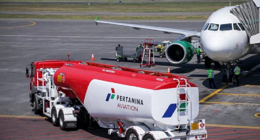 ISI BBM: Armada Pertamina mengisi avtur pesawat di salah satu bandara. Pemerintah menargetkan Indonesia bisa berhenti impor avtur di 2027.