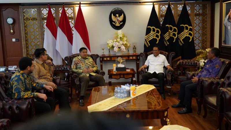 SERIUS: Suasana pertemuan Menteri PKP dengan Menteri Hukum, para pemipim daerah yang membahas soal RUU Perumahan.
