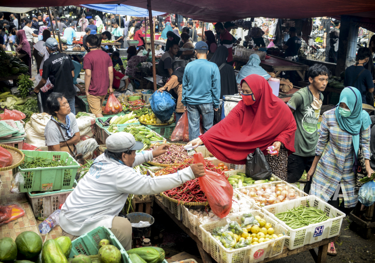 BELANJA: Suasana salah satu pasar tradisional dengan aktivitas jual beli berbagai bahan pokok.