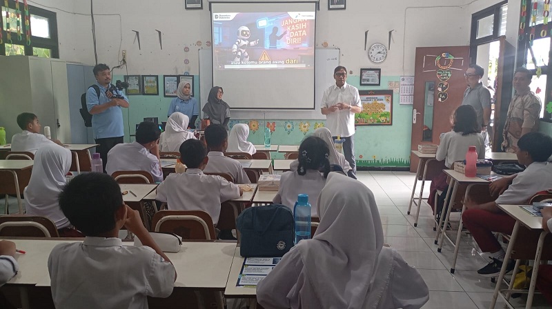 BELAJAR: Melalui Program ICT Goes to School, Pertamina menghadirkan edukasi literasi digital langsung ke lingkungan sekolah dasar.