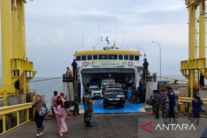 KEMBALI: Aktivitas di pelayaran lintas Situbondo-Madura sudah kembali dibuka setelah sepekan terakhir dihentikan karena cuaca buruk.