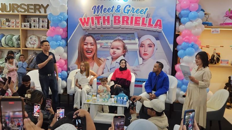 BERTEMU FANS: Kehadiran skincare bayi dan anak Bebiotic milik Shandy Purnamasari dan Gilang Widya Pramana di Cilubaa Surabaya, dihadiri selebgram Niken Havana bersama Briella.