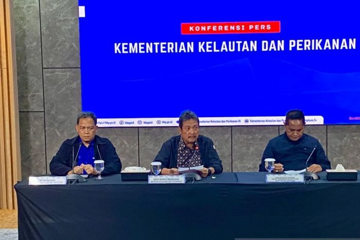 KONFIRMASI: Menteri Kelautan dan Perikanan Sakti Wahyu Trenggono (tengah) dan Direktur Utama PT Indonesia Air Transport Tri Adi Wibowo menyampaikan materi konferensi pers di Kantor KKP, Jakarta, Sabtu