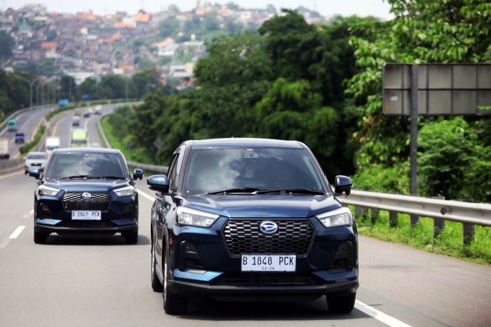 SUV LOW ROCKY HYBRID HEMAT KOCEK: Dua Daihatsu Rocky E-Smart Hybrid dipacu saat test drive Jakarta-Surabaya, di Jalan Tol Semarang, Jangli, di KM 420, Jawa Tengah, Sabtu (17/1/2026).