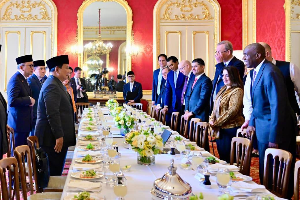 PRESIDEN RI: Prabowo Subianto berdialog dengan Wakil Perdana Menteri Inggris David Lammy dalam jamuan santap siang di Lancaster House, London