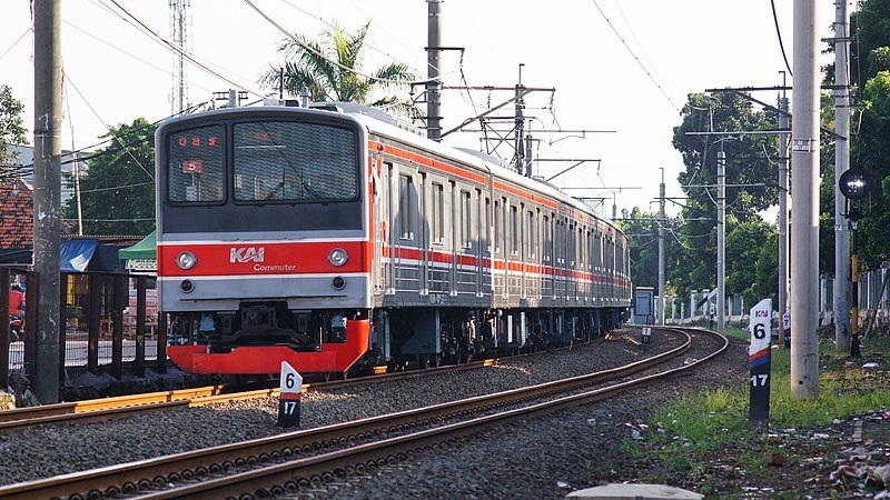 RANGKAIAN: Kereta api listrik melintas bersiap menjemput calon penumpang.