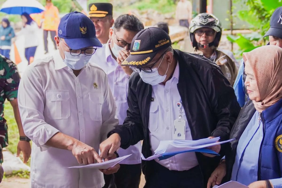 LANGKAH STRATEGIS: Menko Pangan Zulkifli Hasan meninjau lokasi proyek  di lahan pengolahan sampah menjadi energi listrik di PSEL Bantar Gebang