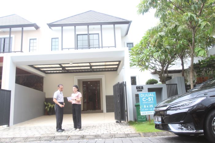 SEGMEN PREMKIUM: Harto Laksono saat meninjau rumah contoh tipe Ixia di Graha Natura Surabaya Barat yang membidik segmen premium.