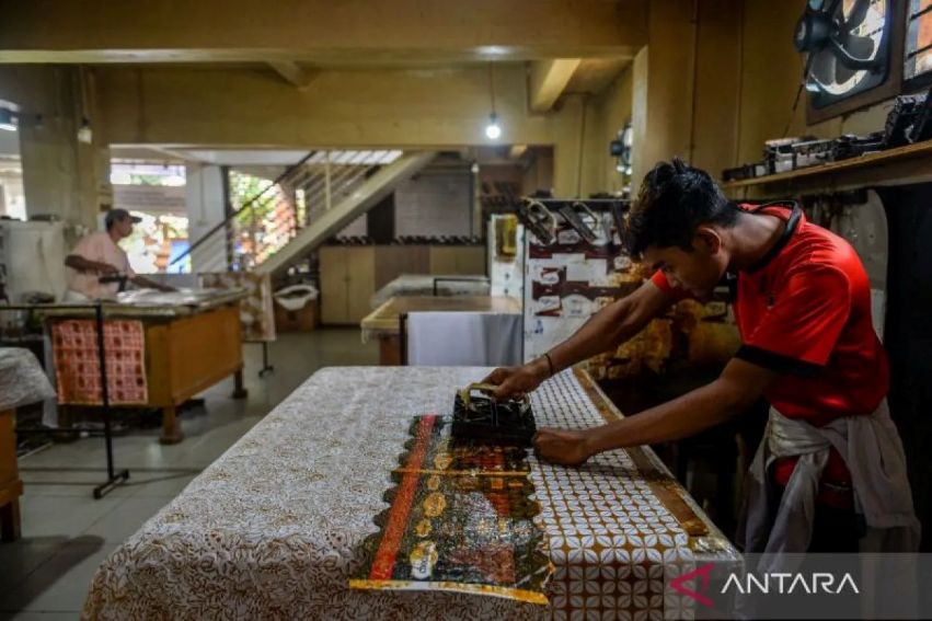 BATIK CAP: Kredit investasi seperti yang diserap sektor UMKM batik tumbuh atraktif hingga 21,06 persen di Desember 2025.