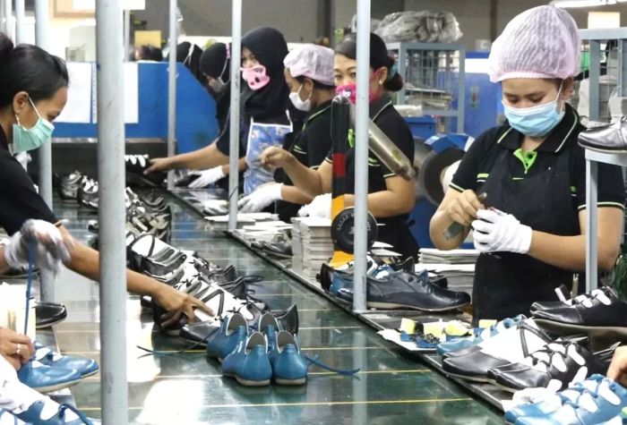 SERAP TENAGA KERTJA: Industri alas kaki menjadi salah satu pilar utama sektor padat karya nasional.
