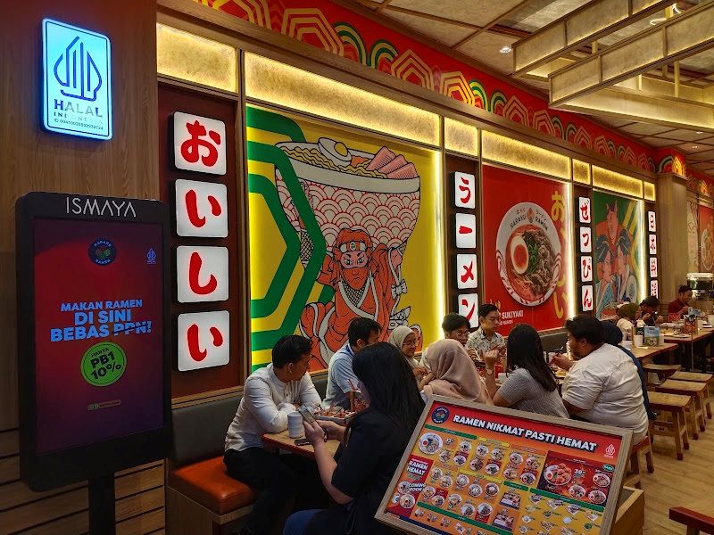 ILUSTRASI: Logo produk halal di salah satu restoran ramen.