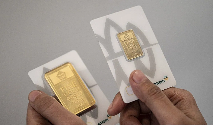 SILAHKAN PILIH: Investasi emas bisa dilakukan dalam bentuk perhiasan maupun logam mulia atau batangan.