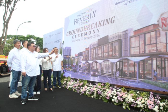 DEMAND TINGGI: Sutandi Purnomosidi bersama Lilani Harsono, Meliani Tjondro menjelaskan Beverly Square Arcade II yang mulai dipasarkan untuk memenuhi demand ruang bisnis yang berkembang di Surabaya.