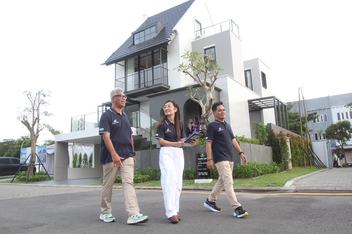 SEGMEN PREMIUM: Agung Krisprimandoyo (kiri) bersama Florentia Tisila dan M Arif saat meninjau rumah tipe Alexander di CitraLand Driyorejo CBD yang membidik segmen premium.