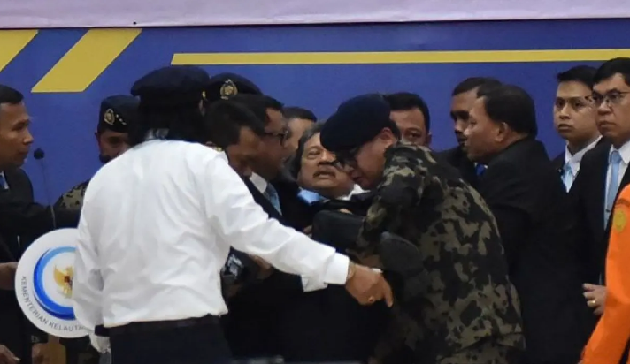 LELAH: Menteri Kelautan dan Perikanan Sakti Wahyu Trenggono dibopong usai pingsan saat memimpin upacara penghormatan dan pelepasan tiga jenazah pegawai KKP korban kecelakaan pesawat ATR 42-500.