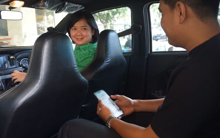 MELAYANI: Dokter Rosa, mitra pengemudi GrabCar yang sigap membantu persalinan penumpang dalam perjalanan di Surabaya beberapa waktu lalu.