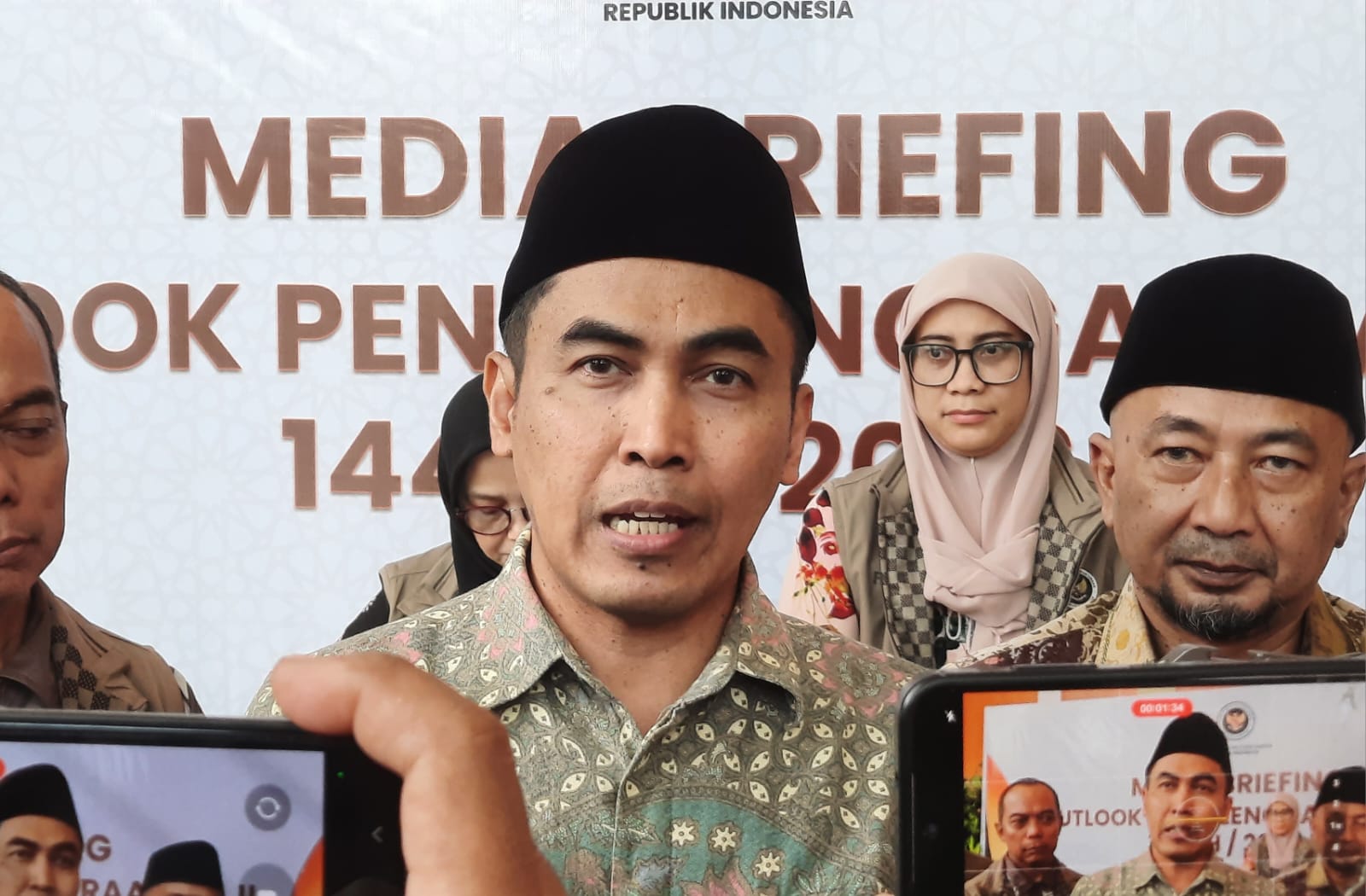 Dirjen PE2HU Kemenhaj Prof. Dr. Jaenal Effendi memberikan keterangan pers tentang ekspor produk UMKM dan optimalisasi dana haji 18 triliun di Jakarta.
