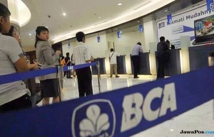 &nbsp;  ANTRE: Sejumlah nasabah antre untuk dilayani di salah satu kantor cabang BCA.