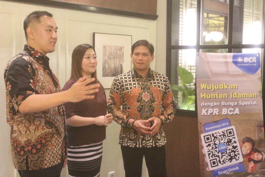 DARI KANAN: Senior Vice President Credit Consumer Loan Handy Weriko,  Vice President Credit Consumer Loan Meliani Tjondro dan  Assistant Vice President Credit Consumer Loan Andryan Liputra.