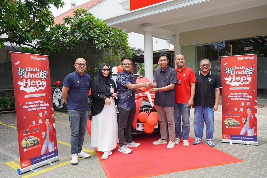 UNDI HEPI: Pemenang Program Undi-Undi Hepi Telkomsel periode Agustus 2025 yang berhasil membawa pulang satu unit mobil