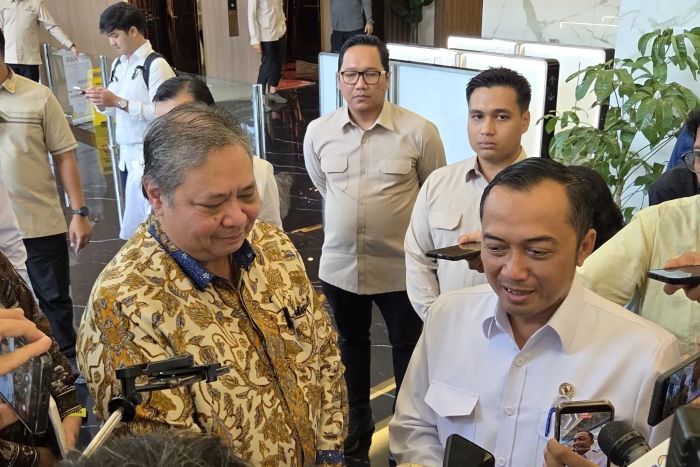 KOORDINASI: Menko Perekonomian Airlangga Hartarto dan Menteri Sekretaris Negara Prasetyo Hadi usai Rapat Koordinasi Tim Pengendali Inflasi Pusat di Jakarta, Kamis (29/1).