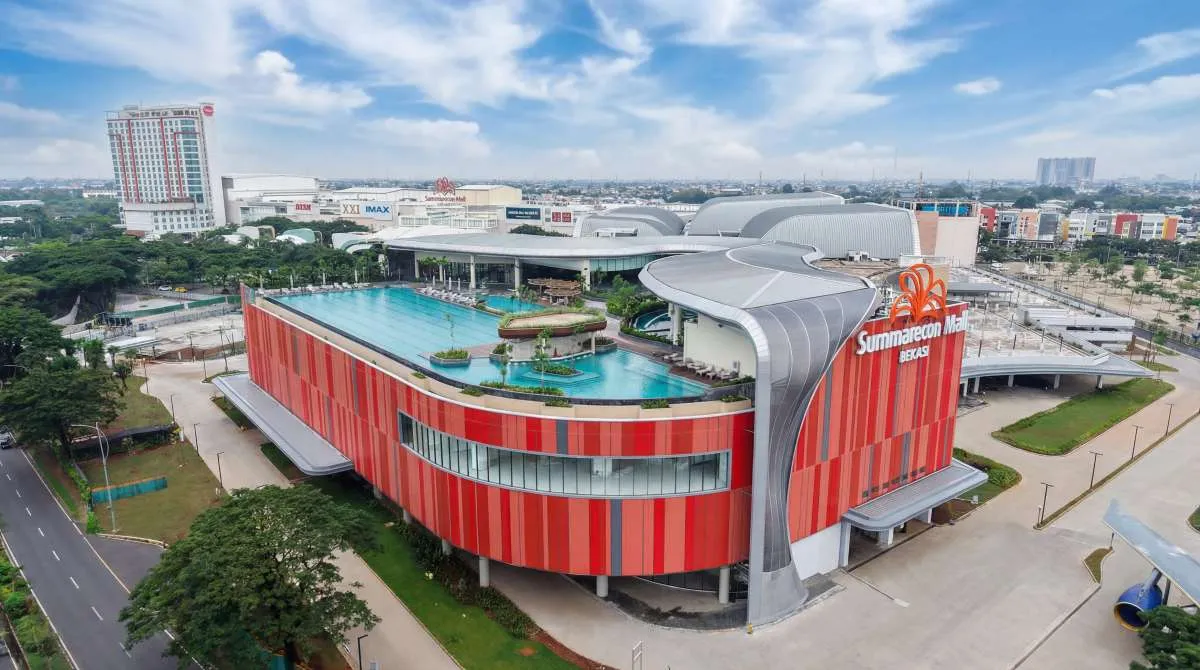 Pemandangan udara gedung modern Summarecon Mall Bekasi