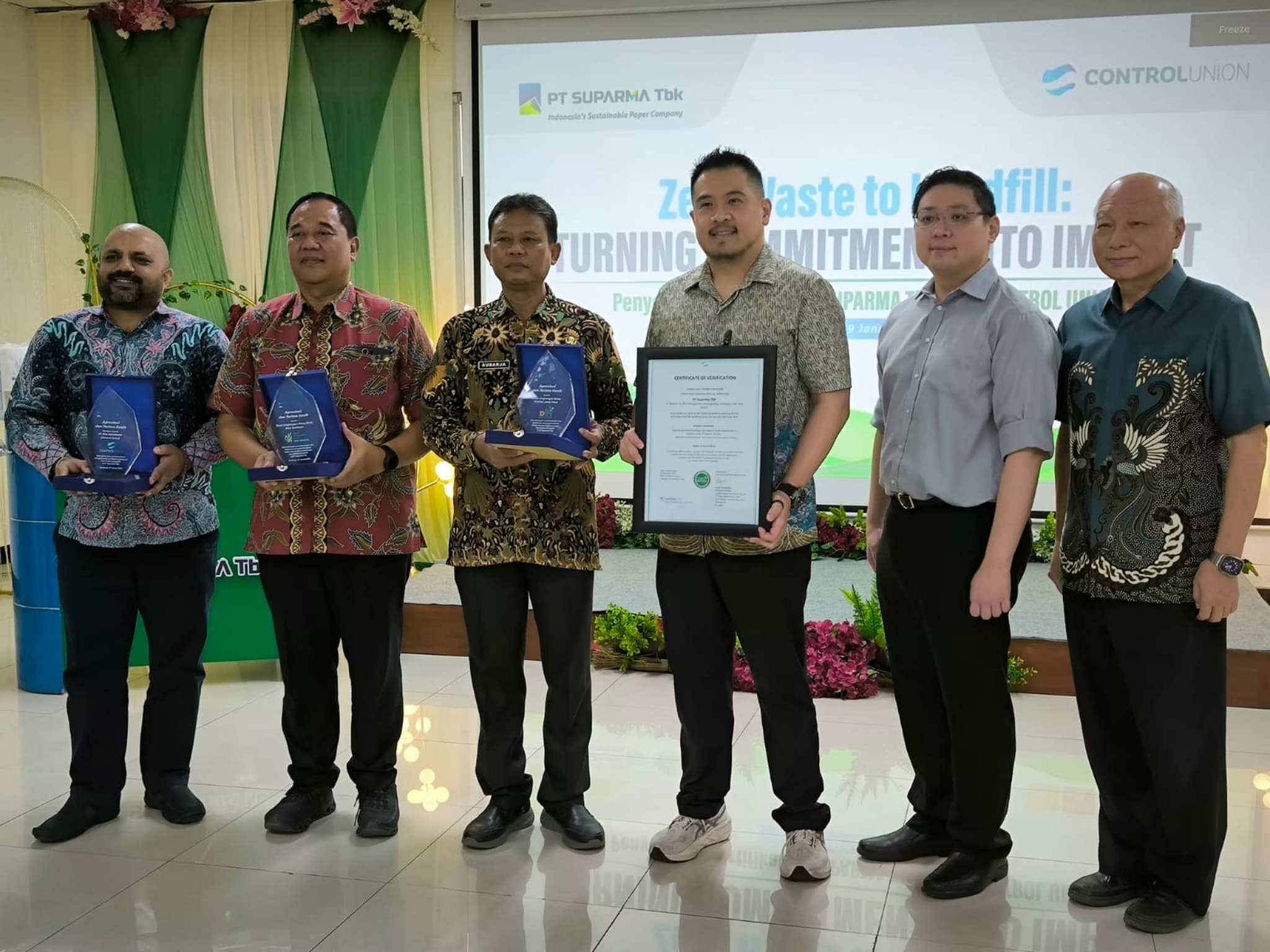 PRESTASI: Edward Sopanan, CEO PT Suparma Tbk (tiga dari kanan), Direksi Perseroan, Kepala DLH Surabaya, Dedik Irianto (dua dari kiri) dan Director Control Union (kiri) foto bersama.