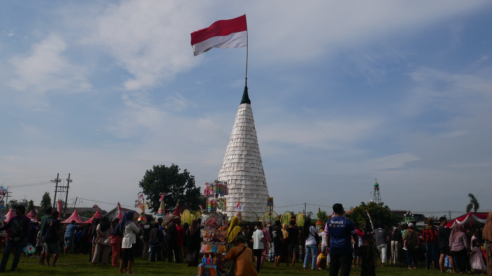 JADI MAGNET: Tempe raksasa setinggi 14 meter di Desa Sedenganmijen, Kecamatan Krian, Sidoarjo, menjadi rebutan warga, Minggu (1/2). (DIKY SANSIRI/RADAR SIDOARJO)