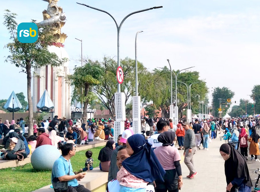 RAMAI: Kepala Dinas Perhubungan (Dishub) Sidoarjo Budi Basuki mencari solusi kantong parkir Alun-alun Baru Sidoarjo. (DIKY SANSIRI/RADAR SIDOARJO)