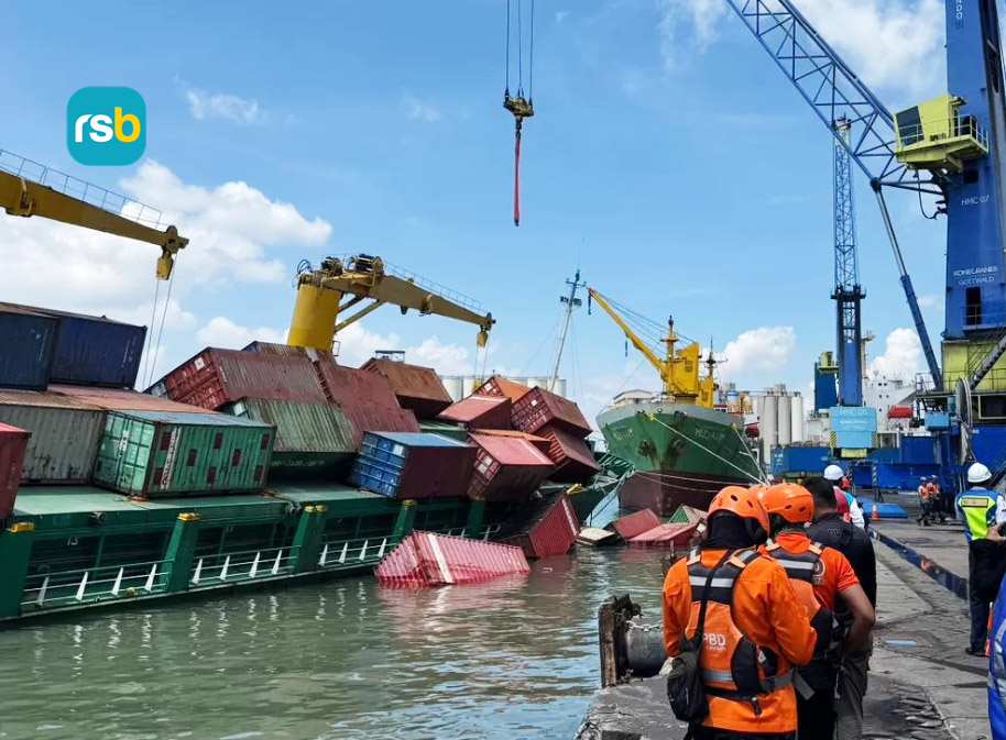 MIRING: Kapal muat kontainer, Pacific 88 yang miring dan membuat muatannya jatuh ke laut, di Dermaga Jamrud Selatan, Pelabuhan Tanjung Perak, Surabaya, Senin (2/2).(IST/RADAR SURABAYA)