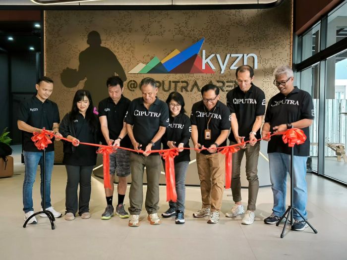 DARI KANAN: Agung Krisprimandoyo, Lauw Hendra, Prof. Dr. Ir. Denny Bernardus, MM, Vica Yustisiana, Sutoto Yakobus, Bryan Djuhari, Mayarosa dan Lerris Efronda di acara soft opening KYZN Ciputra Arena.