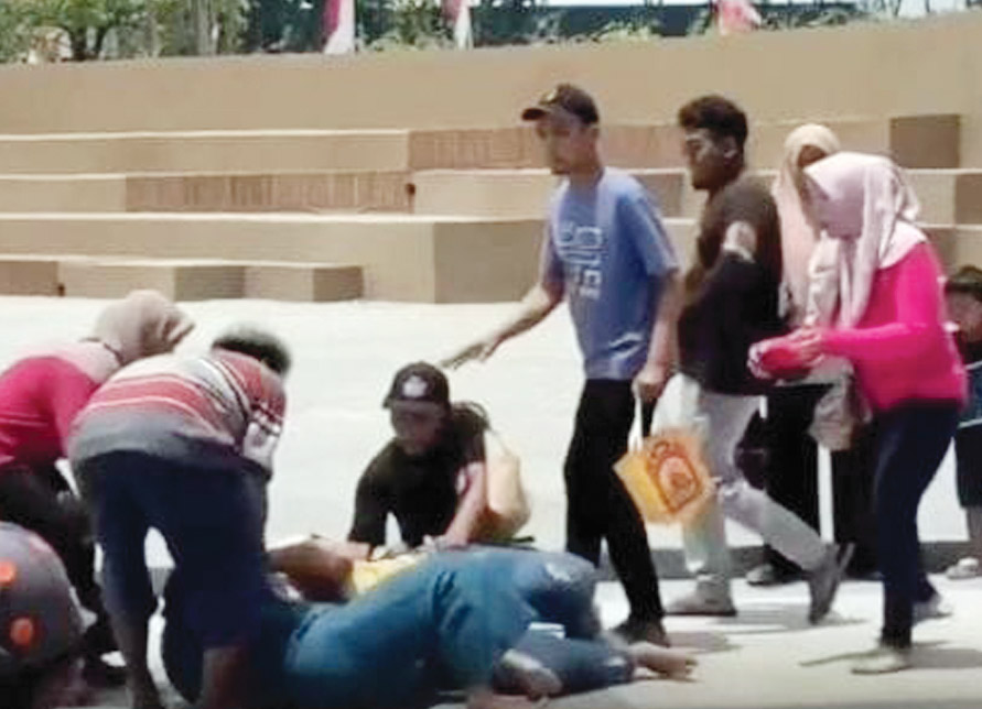Dua emak-emak penyewa mainan anak terlibat adu jotos di kawasan Monumen Jayandaru, hingga videonya viral.