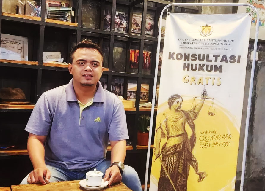BANTUAN HUKUM: Achmad Qomaruz Zaman , Pengurus LBH GP Ansor Gresik, saat edukasi KUHP baru. (Fajar/Radar Gresik)