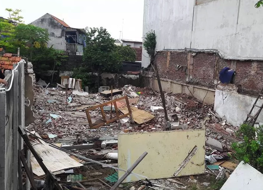 ROBOH: Pembongkaran situs bersejarah rumah yang dijadikan studio Radio Bung Tomo di Jalan Mawar Surabaya beberapa tahun lalu. (KUNCARSONO PRASETYO)