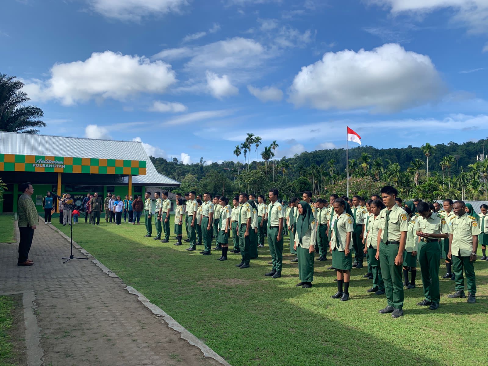Sekelompok mahasiswa Polbangtan mengenakan seragam hijau khas institusi.