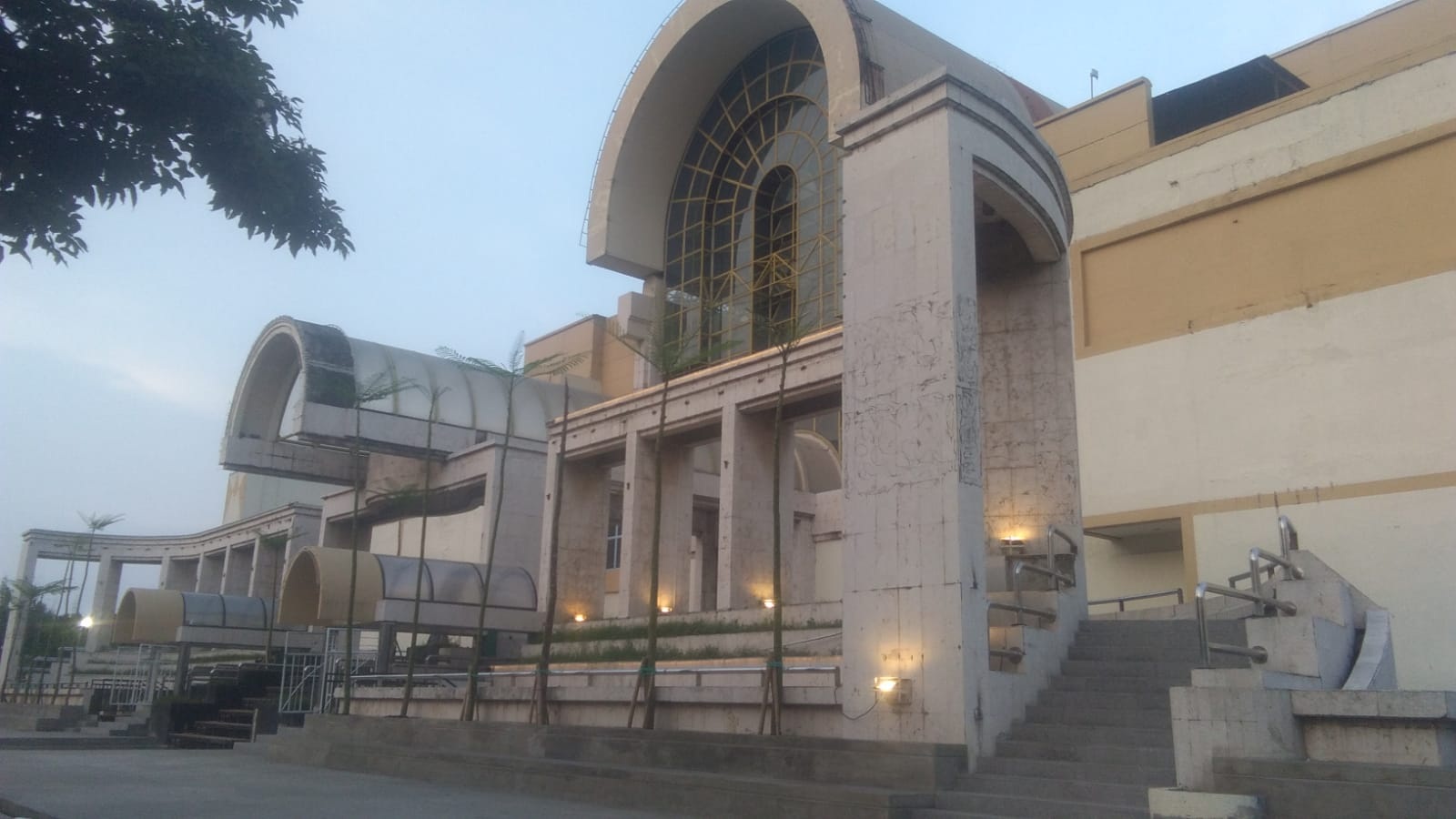 Eks Gedung Hi-Tech Mal di THR Surabaya yang lama terbengkalai ini akan disulap menjadi pusat kreativitas, teknologi, hingga olahraga modern bagi masyarakat