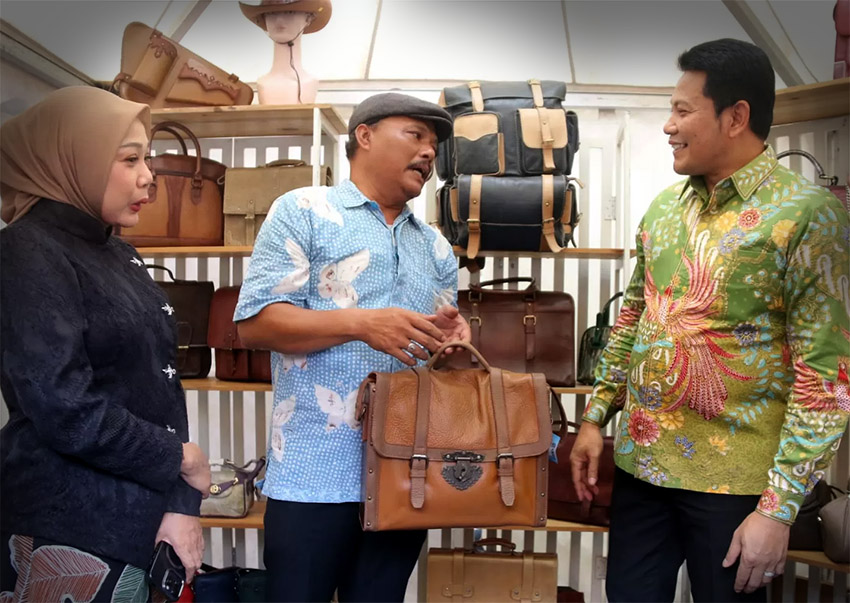 TEKNOLOGI CINA: Bupati Sidoarjo, Subandi didampingi istri Sriatun mengunjungi stan perajin kulit di Tanggulangin.