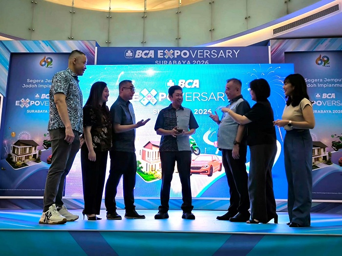 DORONG EKONOMI: Stephen Widjaja (tengah) bersama pimpinan BCA Surabaya dan Ciputra World Mall Surabaya disela BCA Expoversary yang diharapkan bisa menggerakan perekonomian di Surabaya dan Indonesia.