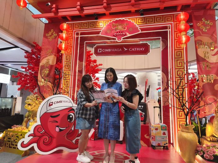 SIMAK: Head of Region Jawa Timur dan Bali Nusra Rhena Octaria (tengah) bersama pengunjung di sela acara CIMB Niaga Cathay Travel Fair 2026 di Surabaya, Jumat (6/2/2026).