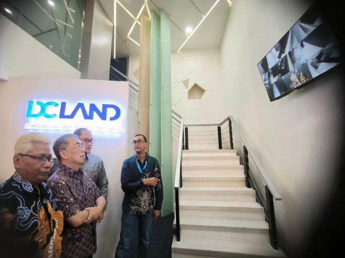 Dari Kiri: Teguh Suprayitno, Simon J. Wirawan dan Perry Yoranouw meninjau Data Center yang ada di kantor DC Land, perusahaan kerja sama antara Intiland Group dan ION Network.